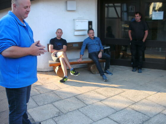 Ortvorsteher Walter Schaaf begrüßt die Sozialdemokraten